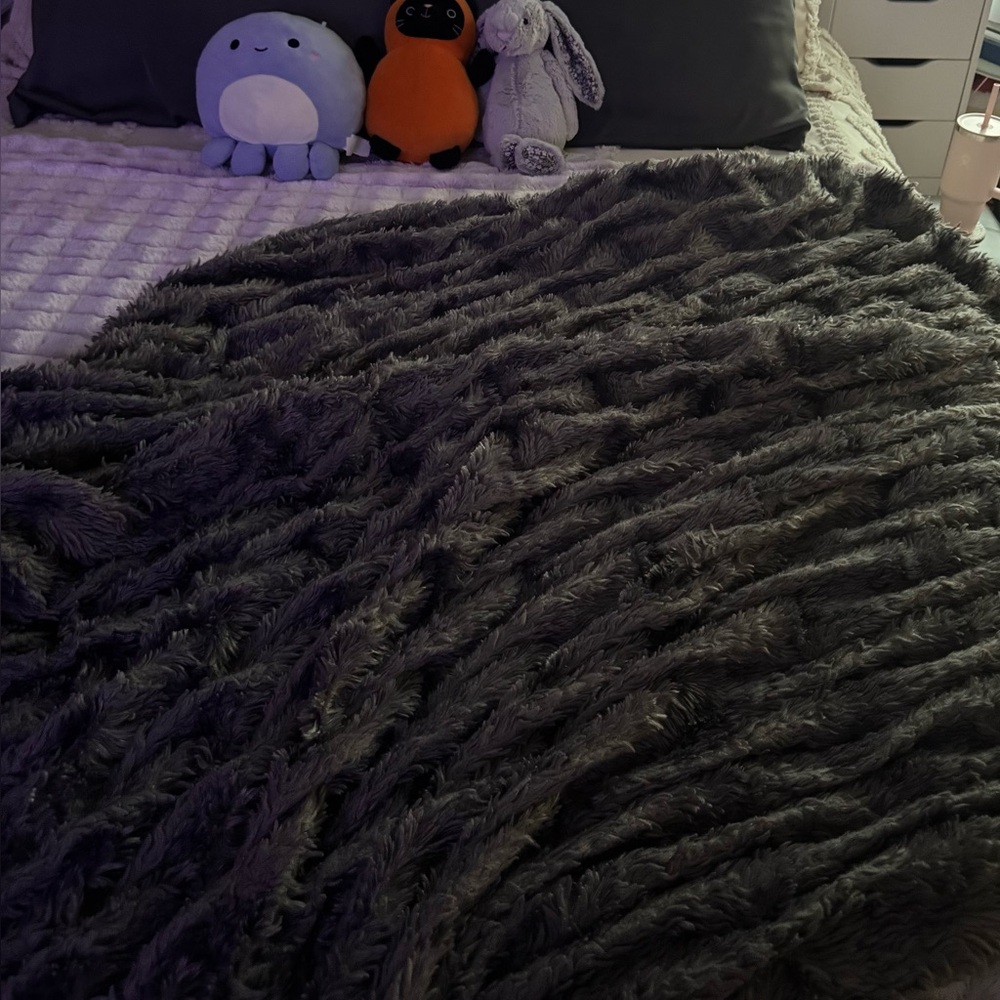 Dormify Leah Ruched Dark Gray Throw Blanket